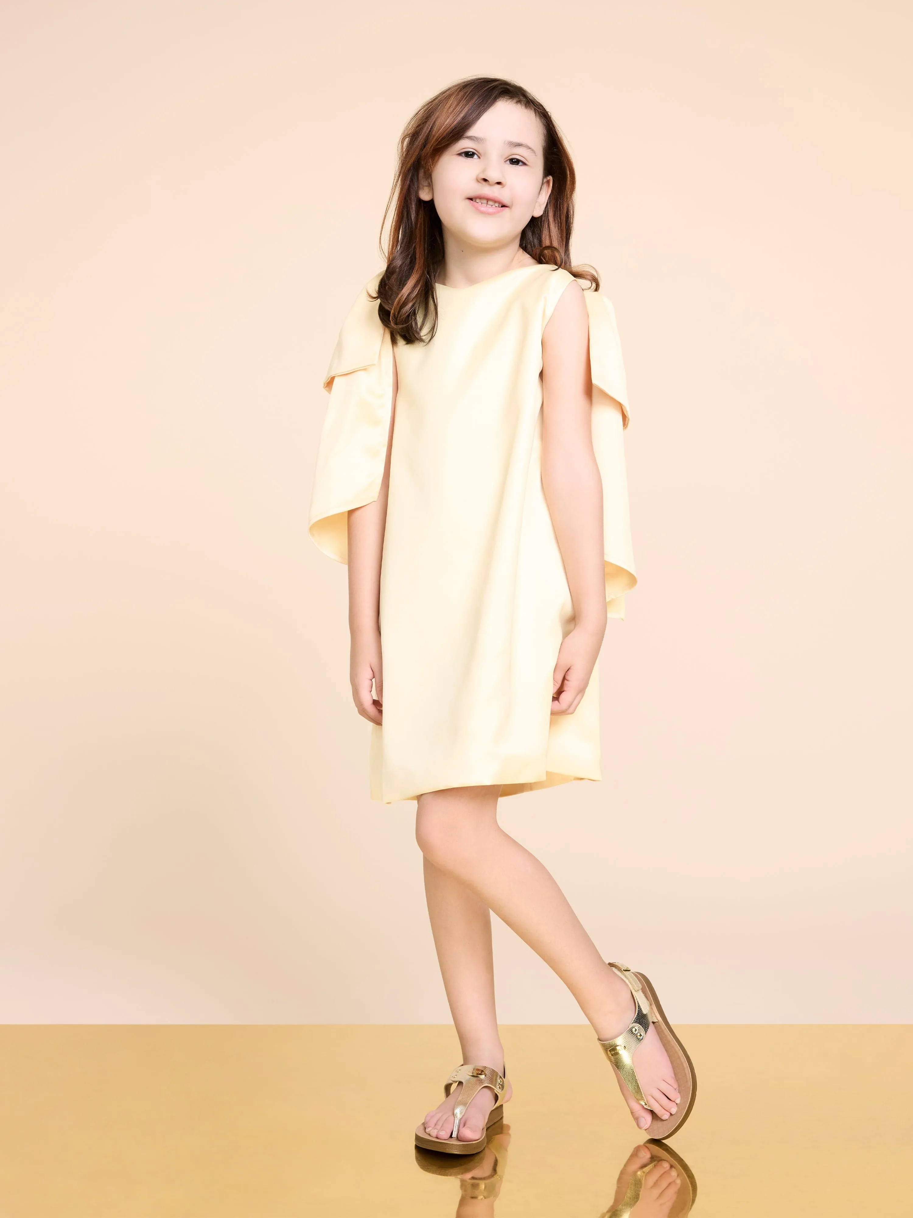 Robe en satin BCBG Girls à manches à nœuds en jaune