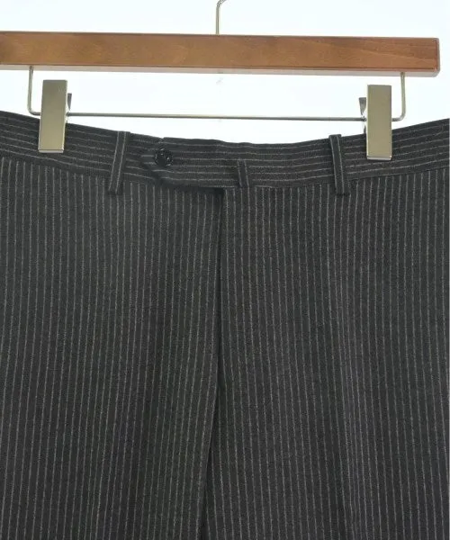 Brille par son goût pour les costumes d'affaires