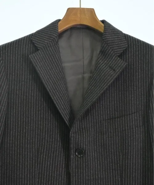 Brille par son goût pour les costumes d'affaires