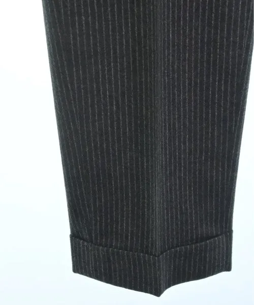 Brille par son goût pour les costumes d'affaires