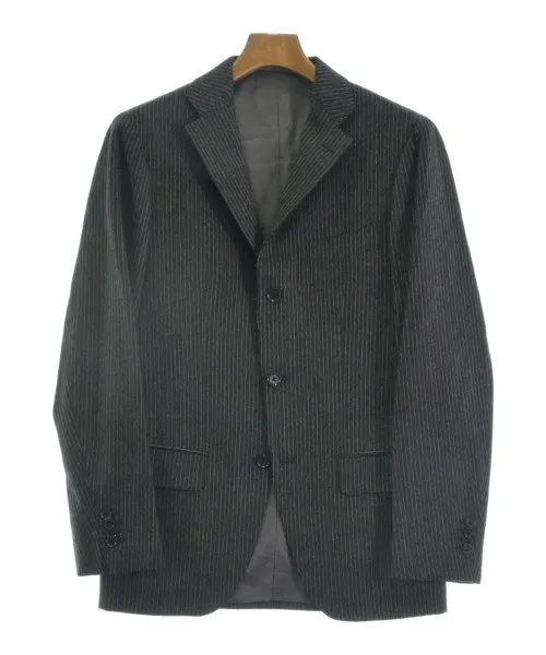 Brille par son goût pour les costumes d'affaires