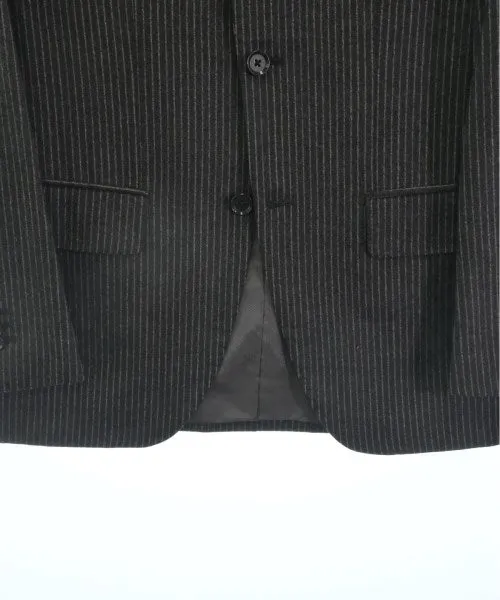 Brille par son goût pour les costumes d'affaires