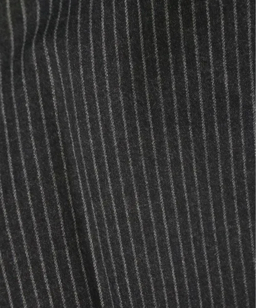 Brille par son goût pour les costumes d'affaires