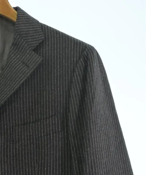 Brille par son goût pour les costumes d'affaires