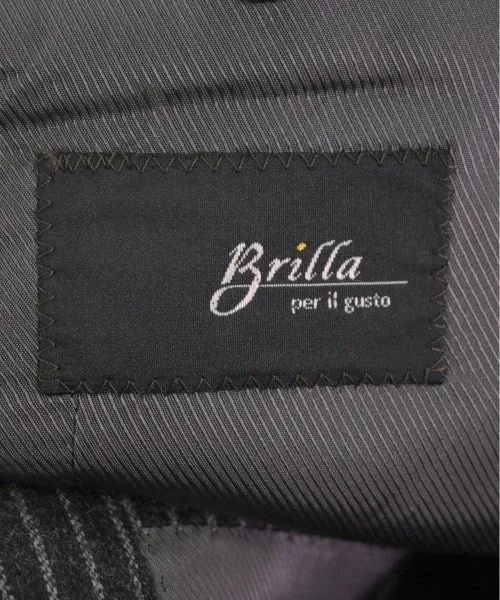 Brille par son goût pour les costumes d'affaires