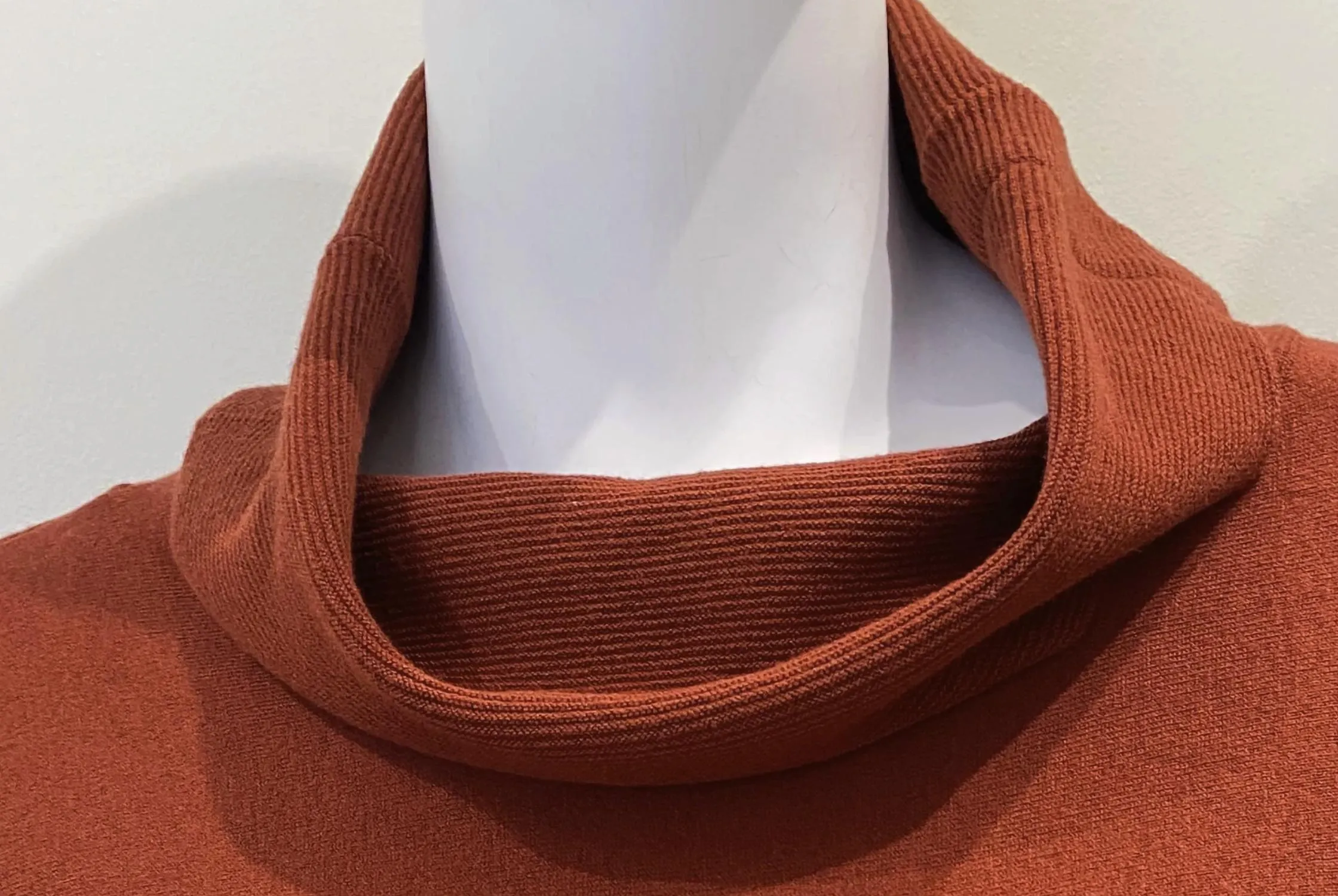 Pull à col cheminée et manches dolman en bourbon