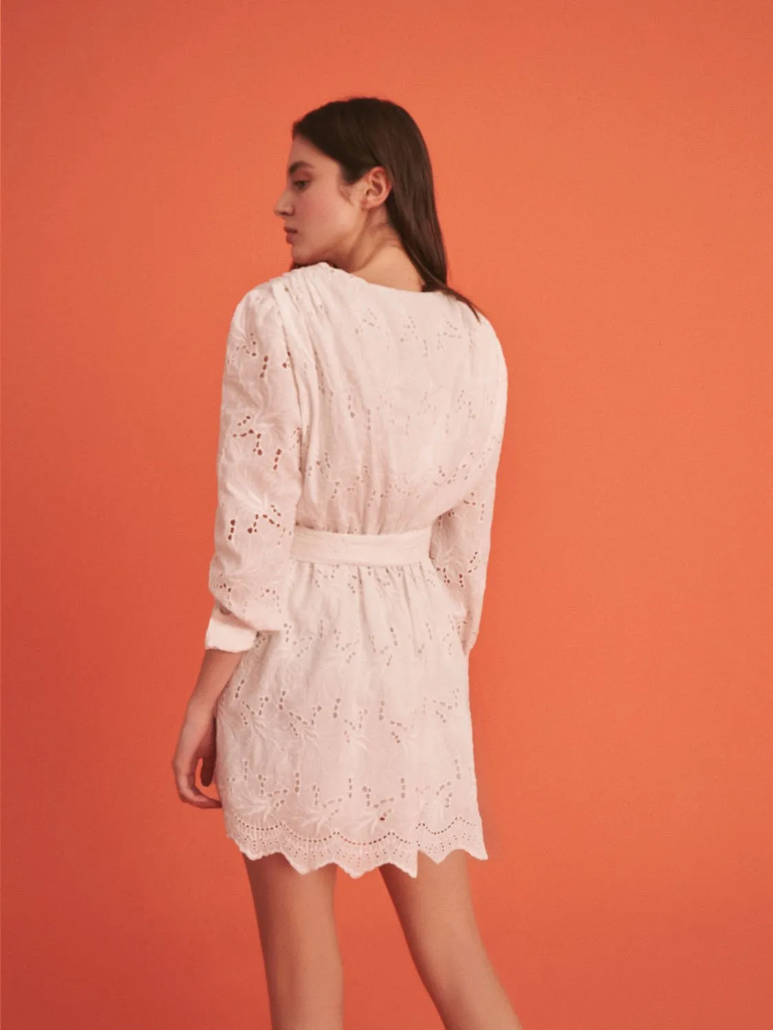 Robe courte enveloppante brodée