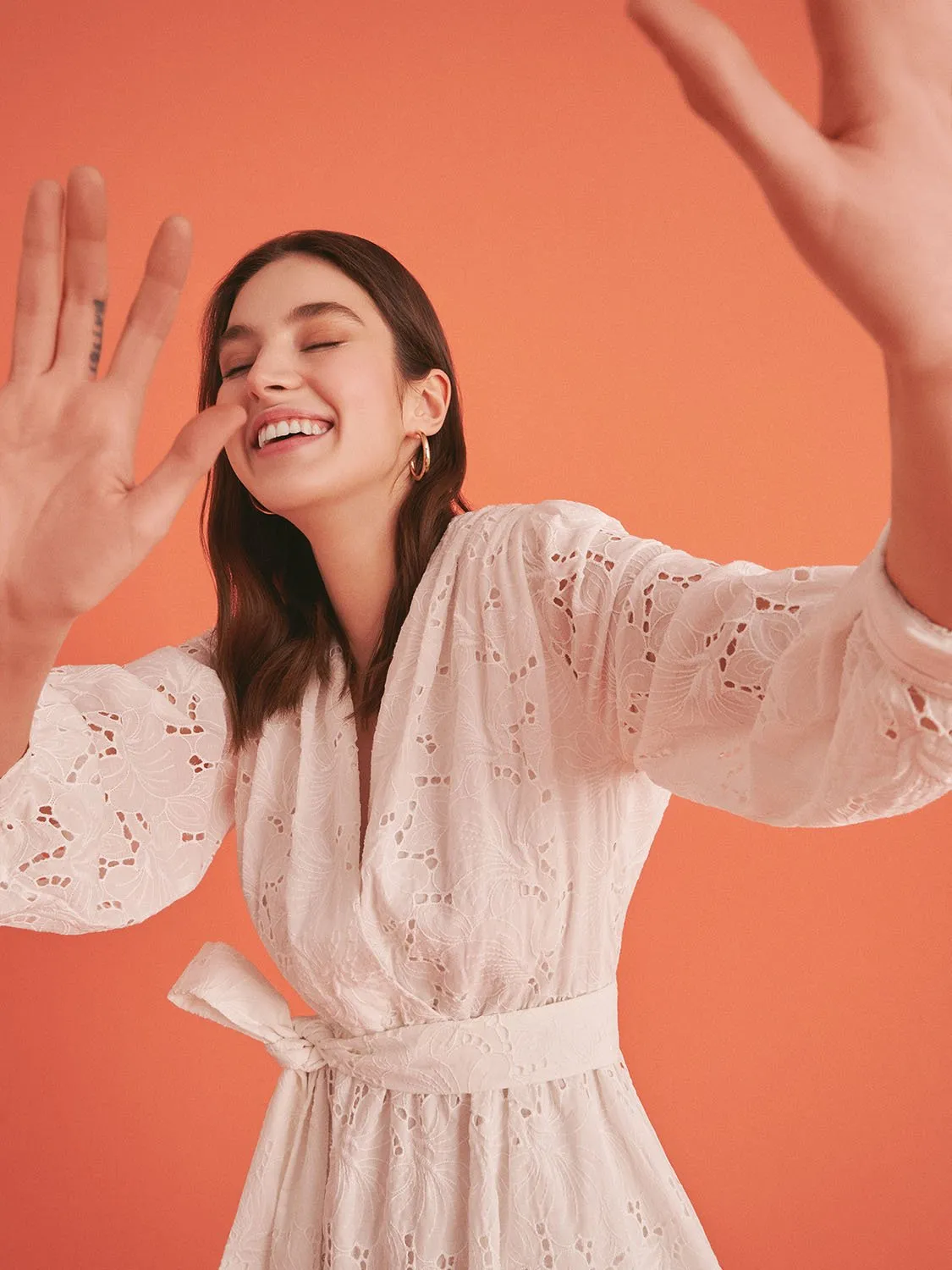 Robe courte enveloppante brodée