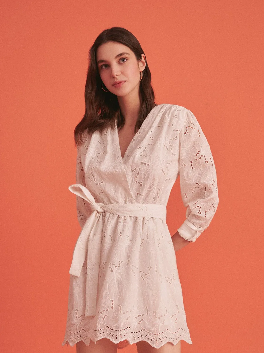 Robe courte enveloppante brodée