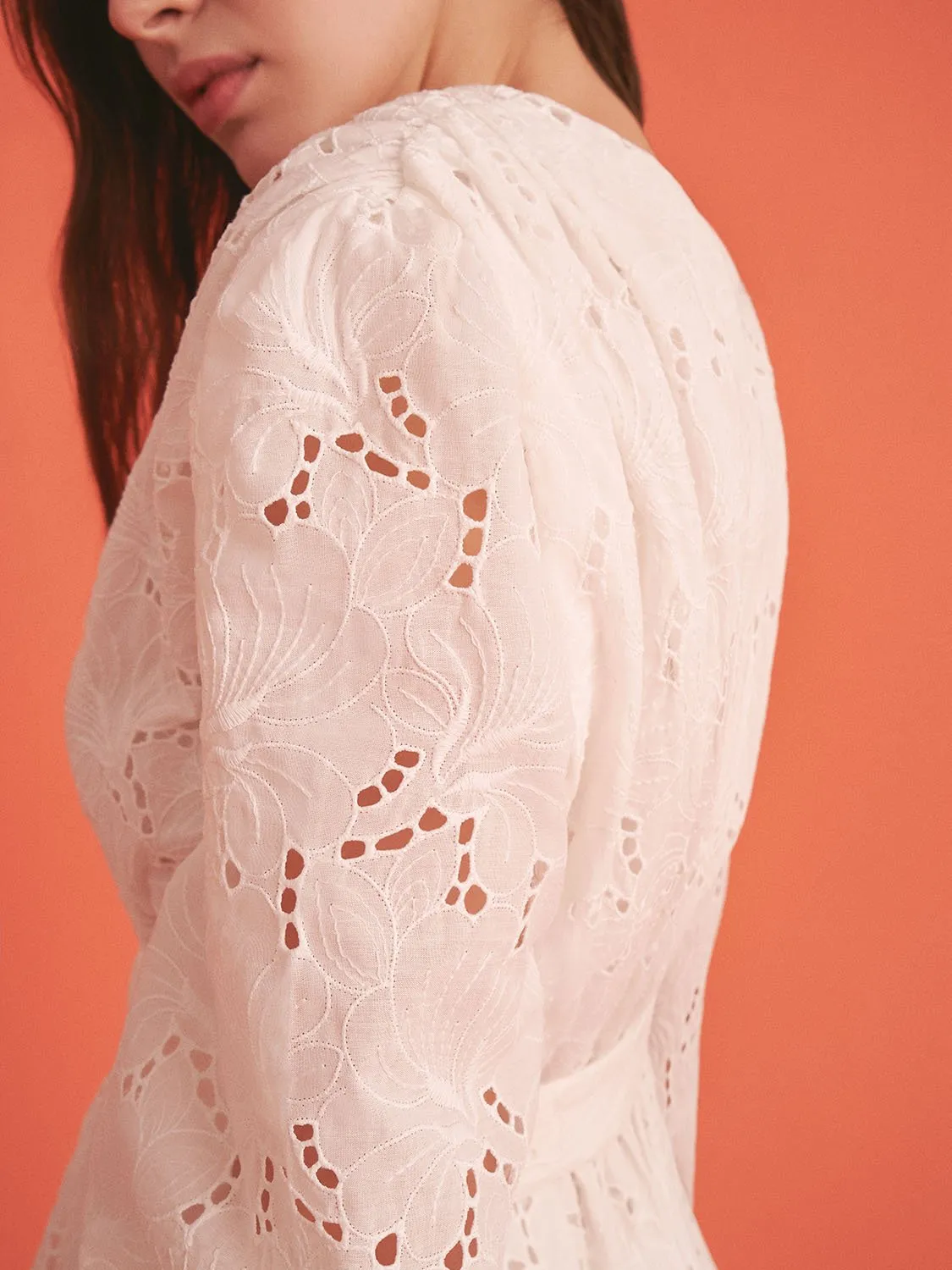 Robe courte enveloppante brodée