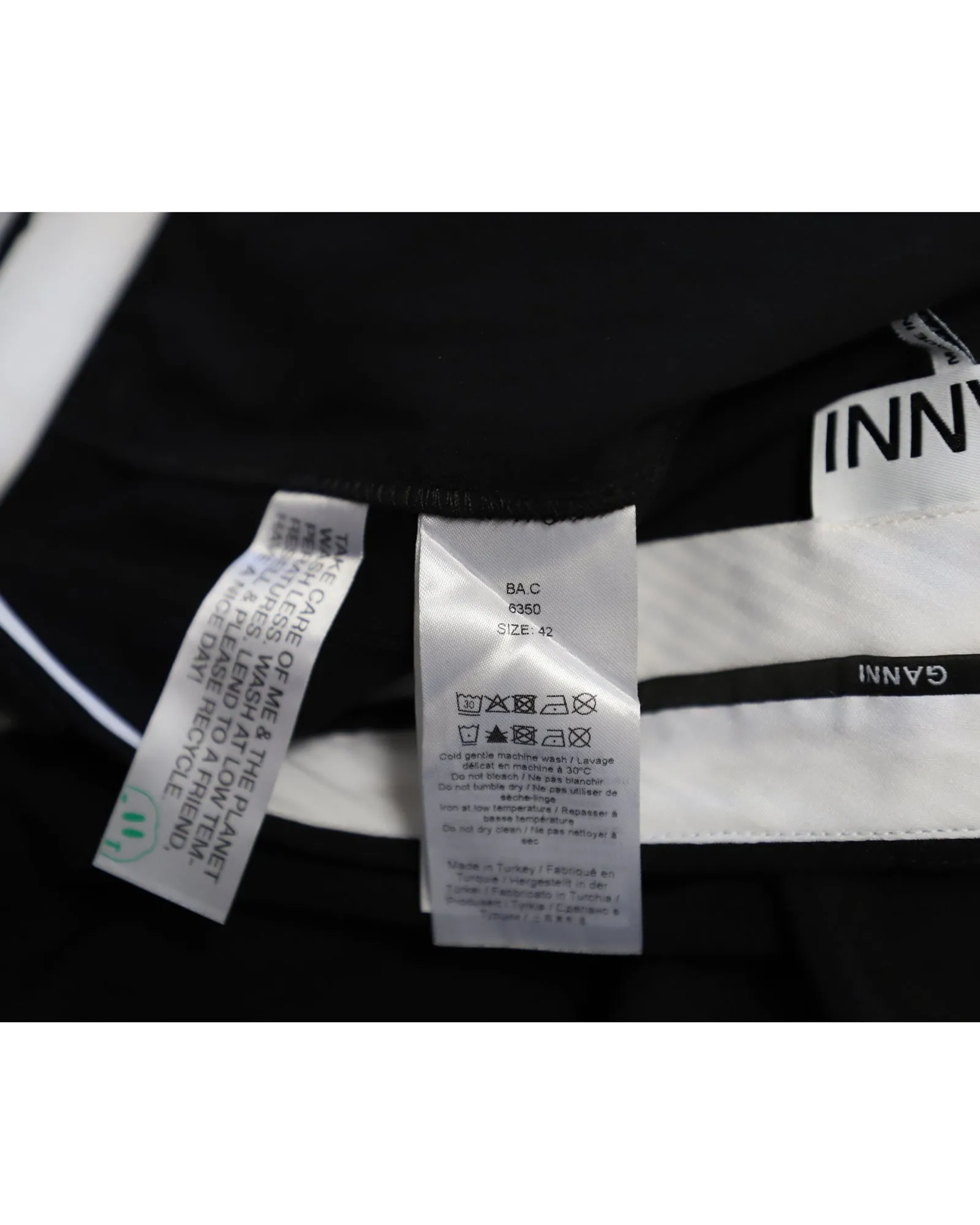 Ganni Pantalon droit court en viscose noire