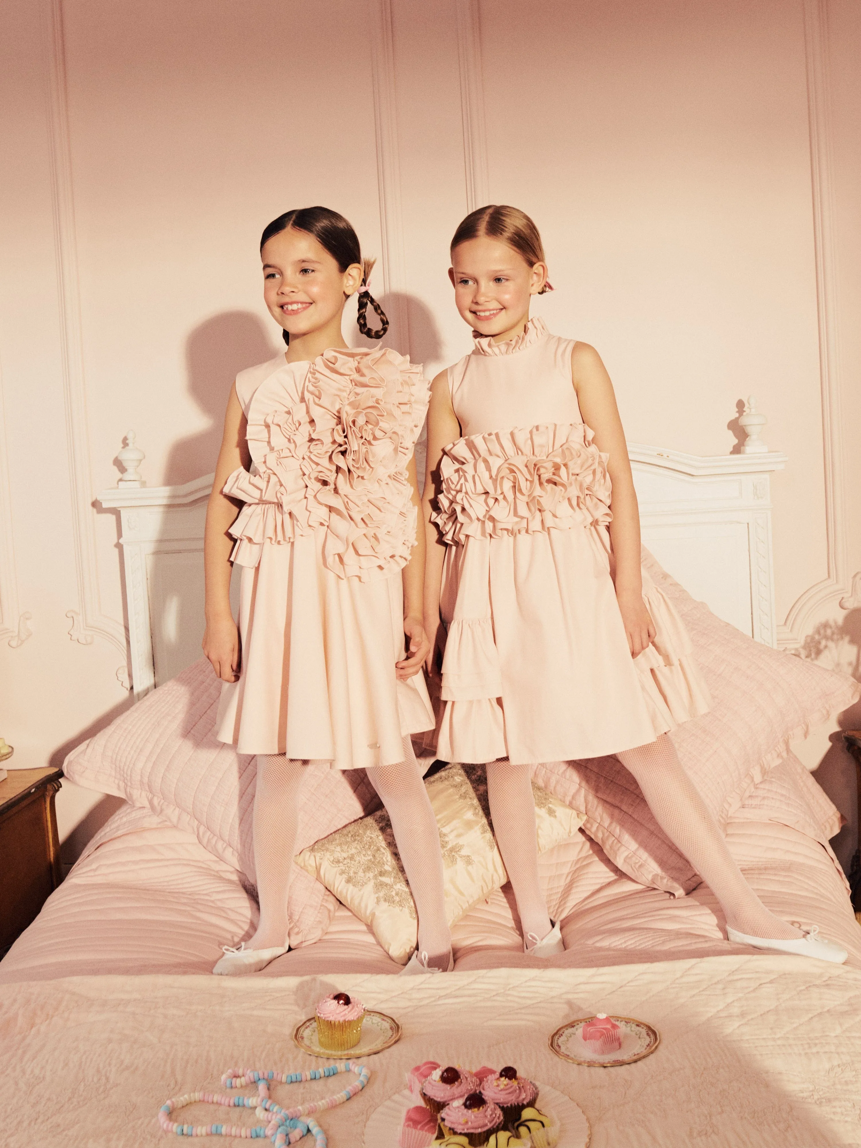 Jessie et James présentent leur robe en rose