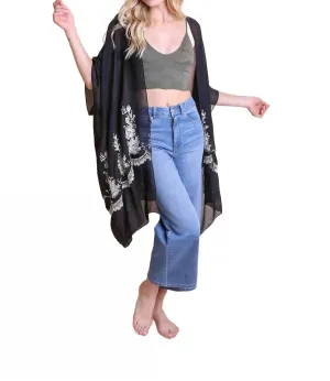 Kimono léger brodé de motifs floraux avec franges style boho en noir