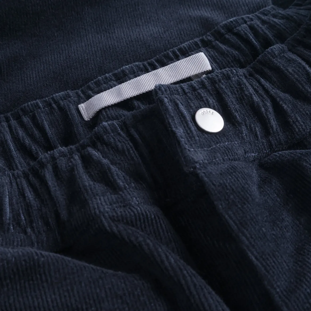 Norse Projects Pantalon Ragnar Relaxed en Solotex Velours Côtelé Bleu Marine Foncé
