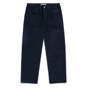 Norse Projects Pantalon Ragnar Relaxed en Solotex Velours Côtelé Bleu Marine Foncé
