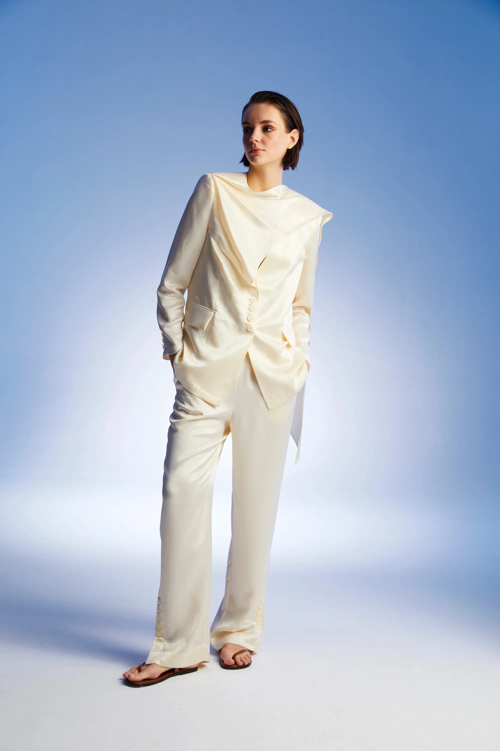 Veste épaulée à encolure basse